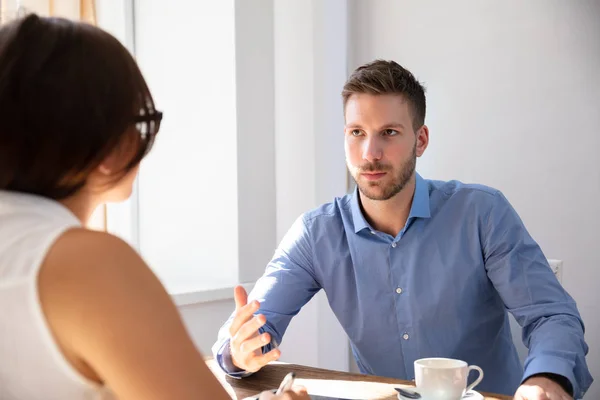 Zijaanzicht Van Twee Jonge Ondernemers Met Discussie Kantoor — Stockfoto