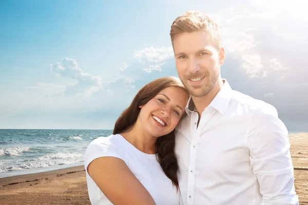 Retrato Una Feliz Pareja Romántica Playa —  Fotos de Stock