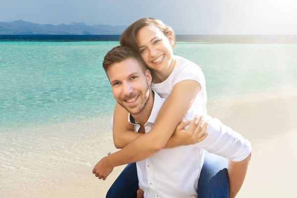 Porträt Eines Glücklichen Jungen Mannes Der Seiner Frau Strand Huckepack — Stockfoto