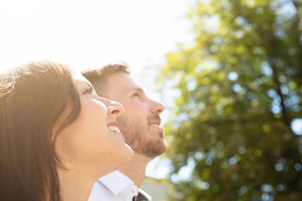 Gros Plan Jeune Couple Heureux Levant Les Yeux — Photo