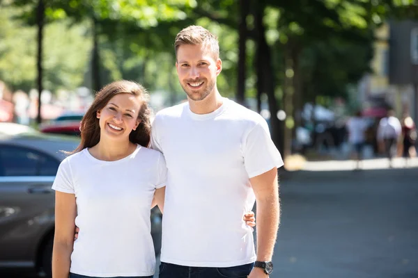 Retrato Una Joven Pareja Sonriente Pie Calle —  Fotos de Stock