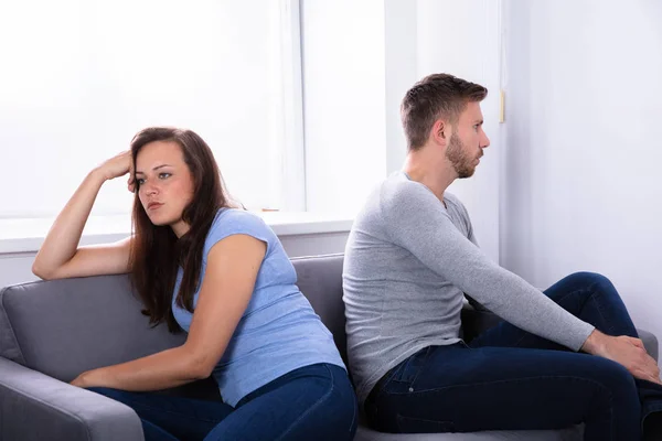 Casal Jovem Perturbado Sentado Sofá Casa — Fotografia de Stock