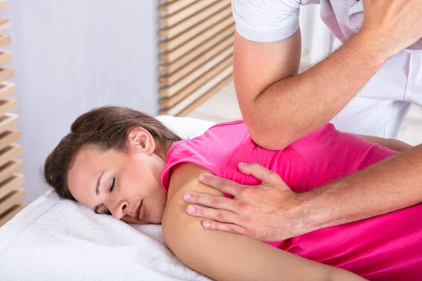 Närbild Mans Hand Ger Tillbaka Massage Till Kvinnlig Patient Klinik — Stockfoto