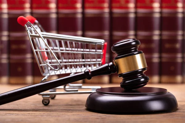 Close Brown Gavel Shopping Cart Front Law Books — Stock Photo, Image