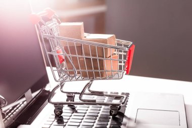 Küçük alışveriş sepeti ile Laptop klavye üzerinde karton kutular