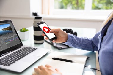 Erkek oyun simgesi ekranda ile cep telefonu kullanarak Düzenleyicisi
