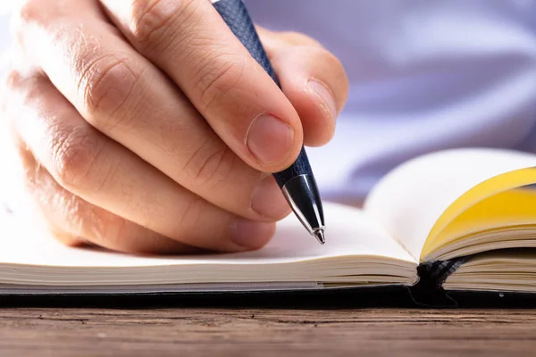 Personens Hand Skrivande Anteckningsbok Med Penna — Stockfoto