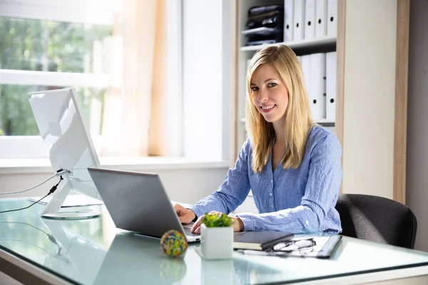 Portrait Une Jeune Femme Affaires Heureuse Travaillant Sur Ordinateur Portable — Photo