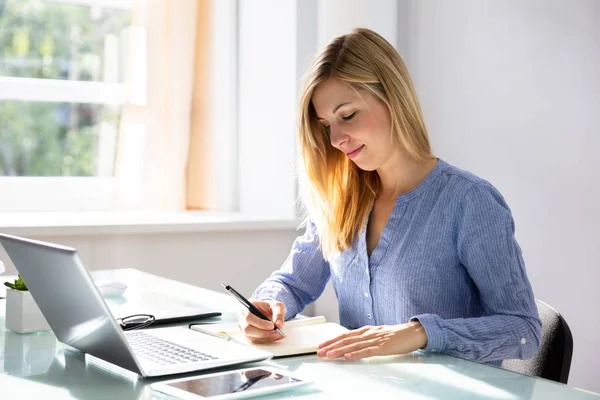 Femme Affaires Écrivant Horaire Dans Journal Avec Des Dispositifs Électroniques — Photo