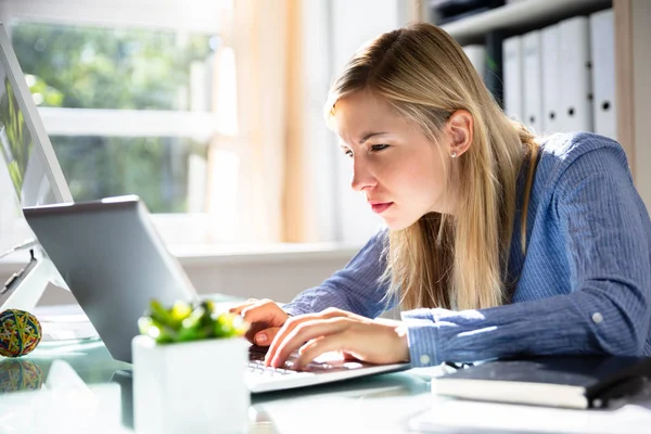 Geconcentreerde Jonge Zakenvrouw Met Behulp Van Laptop Werkplek — Stockfoto