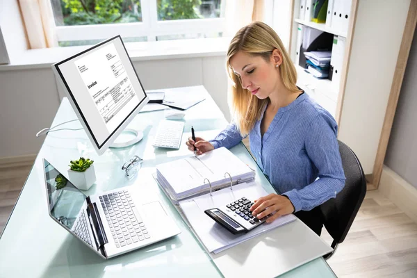 Jovem Empresária Calculando Bill Com Computador Laptop Mesa — Fotografia de Stock