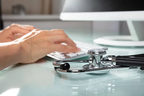 Gros Plan Main Une Femme Médecin Utilisant Clavier Ordinateur Près — Photo