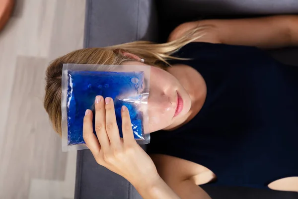 Vista Elevada Mano Una Mujer Aplicando Paquete Gel Hielo Frente — Foto de Stock