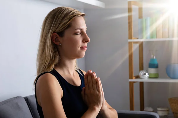 Ljus Faller Ung Kvinna Ber Till Gud — Stockfoto