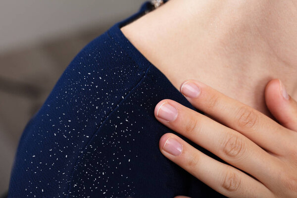 Крупный план женских рук с использованием языка жестов
