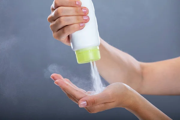 Mano Mujer Usando Talco Sobre Fondo Gris — Foto de Stock