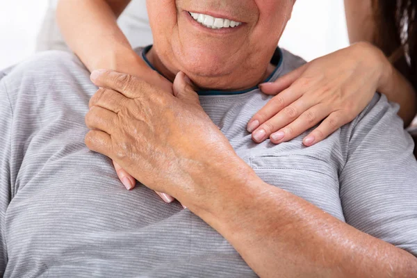 Primo Piano Padre Felice Che Tiene Mano Sua Figlia — Foto Stock