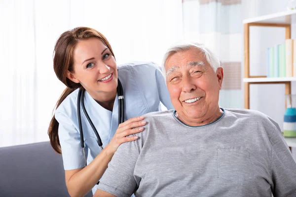 Portret Van Een Lachende Senior Man Zittend Rolstoel Met Verpleegster — Stockfoto