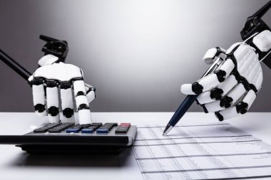 Mali rapor hesap makinesi ile masa üzerinde inceleme Robot Close-up