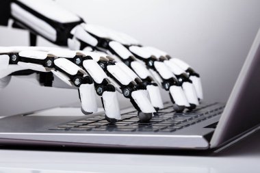 Robot el Laptop tuş takımında yazarak, yakın çekim