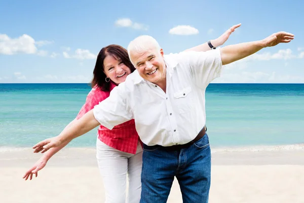 Porträt Eines Glücklichen Senioren Paares Das Spaß Strand Hat — Stockfoto