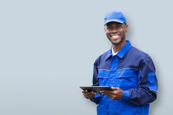 Portrait Happy Young African Electrician Holding Mobile Phone — Stock Photo, Image