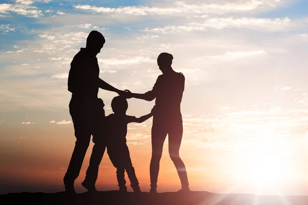 Silhueta Família Correndo Círculo Segurando Mãos Pôr Sol — Fotografia de Stock