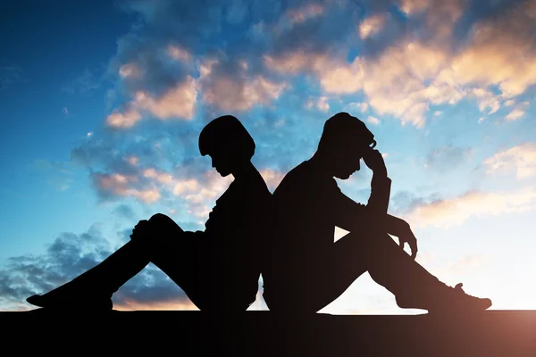 Silhouette Eines Traurigen Paares Das Rücken Rücken Vor Bewölktem Himmel — Stockfoto