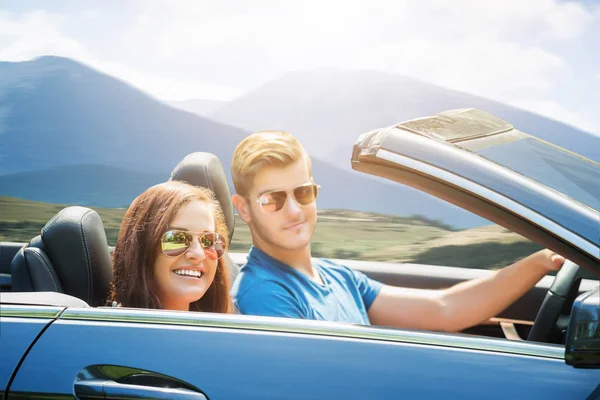 Young Couple Wearing Sunglasses Enjoying Ride Car — Stock Photo, Image