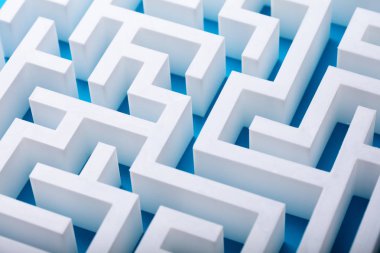 Yükseltilmiş soyut boş beyaz labirent görünümünü