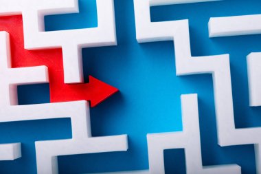 Kırmızı ok beyaz merkezi Maze'deki yükseltilmiş görünümünü mavi yüzeyi