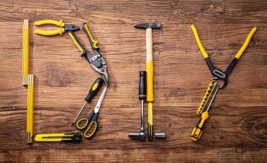 DIY Word ahşap yüzey üzerinde farklı Worktools oluşan