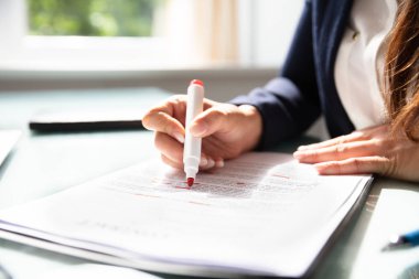 Marker ile sözleşme formunda hata işaretleme işkadını'nın el