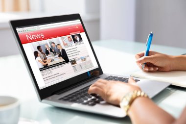 Close-up işkadını'nın el laptop Office Online haber denetleme