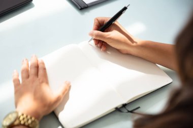 Defter kalem üzerinde resepsiyon ile bir işkadını yazılı Close-up