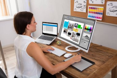 Kadın tasarımcı grafik Tablet bilgisayarda çalışırken kullanma