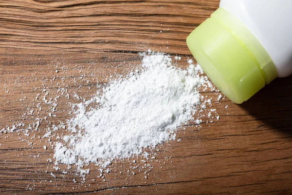 Close Spilled Talcum Powder Wooden Desk — Stock Photo, Image