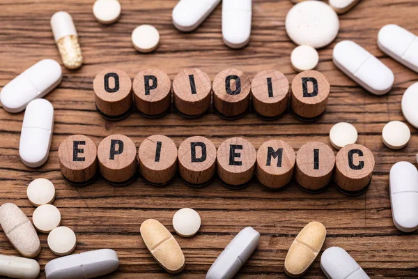 Opioïden Epidemische Tekst Kurk Met Gemorste Prescription Pillen Houten Achtergrond — Stockfoto