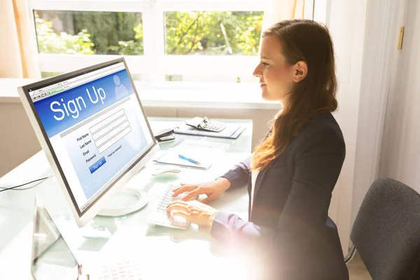 Zijaanzicht Van Een Jonge Zakenvrouw Aanmelden Bij Website Computer Werkplek — Stockfoto