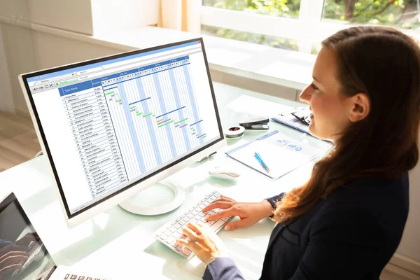 Joven Empresaria Profesional Analizando Carta Gantt Computadora Oficina — Foto de Stock