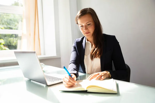 Nota Scrittura Della Giovane Donna Affari Nel Diario Con Computer — Foto Stock