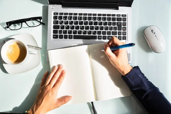 Nahaufnahme Der Handschriftlichen Notiz Einer Geschäftsfrau Mit Stift Tagebuch Über — Stockfoto