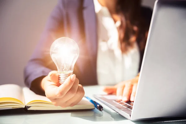 Close Van Een Zakenvrouw Van Hand Holding Verlichte Gloeilamp Office — Stockfoto