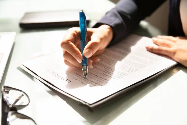 Close Van Een Zakenvrouw Van Hand Vullen Contractformulier — Stockfoto