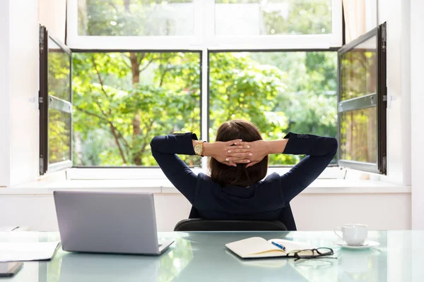 Relajada Empresaria Con Las Manos Detrás Cabeza Sentada Oficina — Foto de Stock