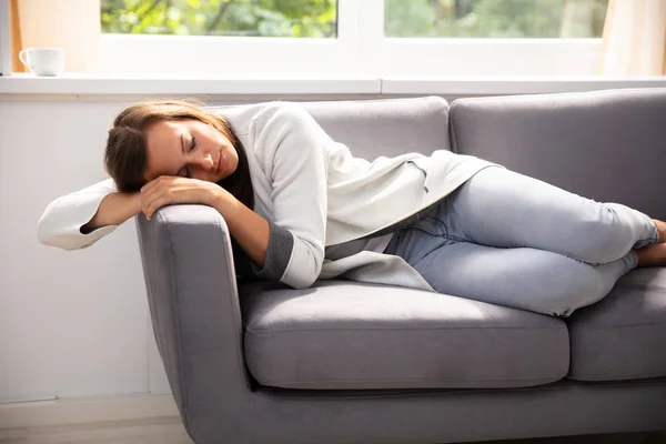 Mooie Jonge Vrouw Slapen Bank Thuis — Stockfoto