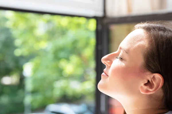 Primo Piano Una Bella Donna Che Chiude Gli Occhi — Foto Stock