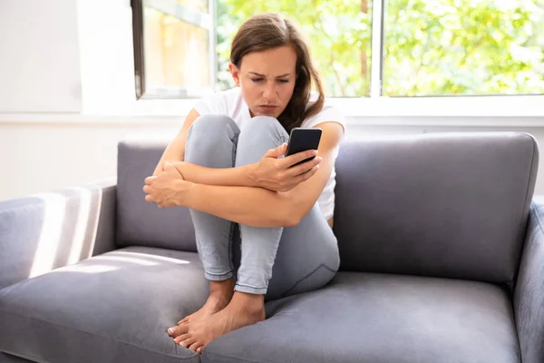 Jeune Femme Assise Sur Canapé Aide Smartphone — Photo