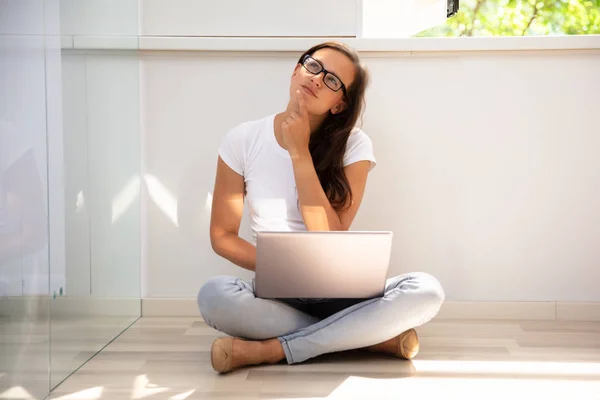 Nachdenkliche Junge Frau Sitzt Hause Mit Laptop Auf Dem Boden — Stockfoto