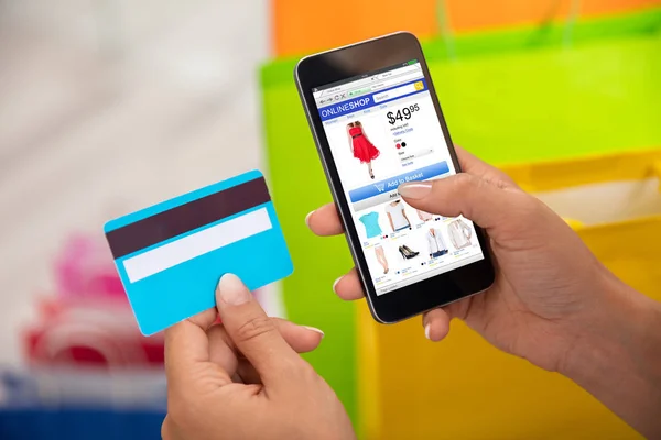 Vrouw Hand Creditcard Voor Online Winkelen Smartphone — Stockfoto